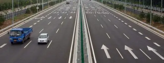 高速公路上的一个车道是多宽-有驾