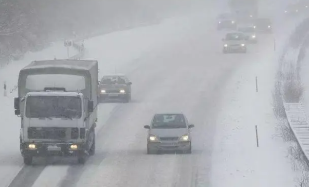 雪天在高速公路上行驶时关于安全车距说法正确的是什么-有驾