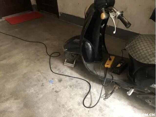 充电器充满后指示灯什么颜色-有驾