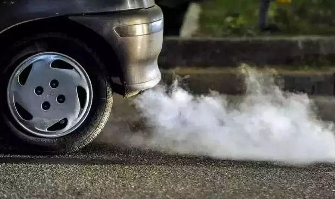 发动机排气管冒白烟怎么回事-有驾 发动机排气管冒白烟怎么回事-有驾