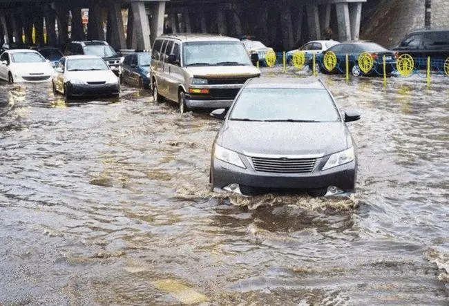 车开到水里熄火了 车就报废了吗