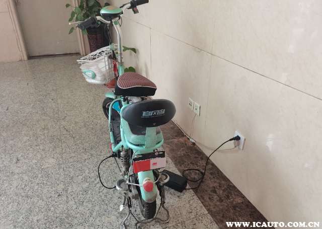 充电器充满后指示灯什么颜色-有驾
