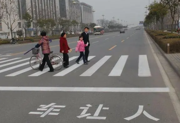 狭窄的坡路为什么上坡先行-有驾