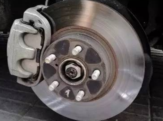 刹车片冒烟还能开车吗-有驾