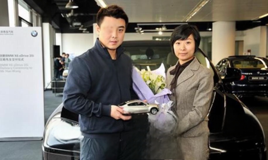 王楚钦开的白色车叫什么-有驾