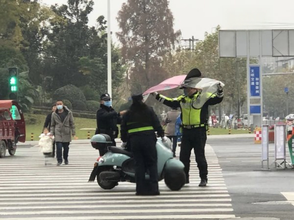 电动车可以装遮阳伞吗-有驾