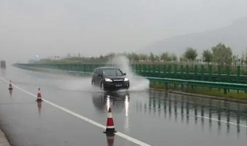 在雨天驾车出行